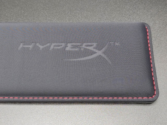 リストレストHyperXの表面のロゴ