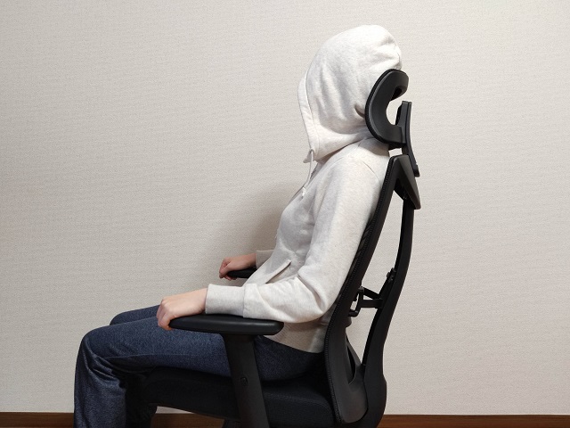 SIHOO人間工学オフィスチェアの背もたれを90度に調節して座る