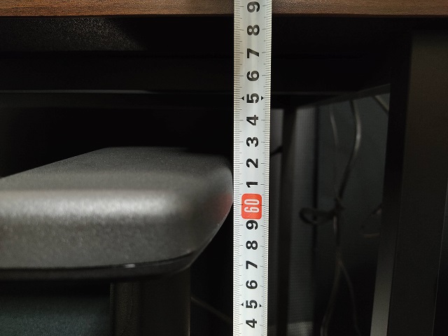 SIHOO人間工学オフィスチェアの座面と机の距離感