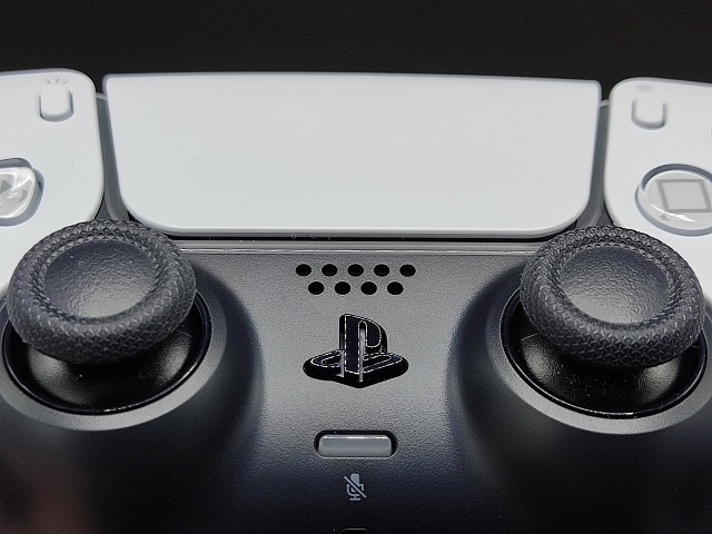 PS5『コントローラー』DualSense中心にある「PSボタン」の形状