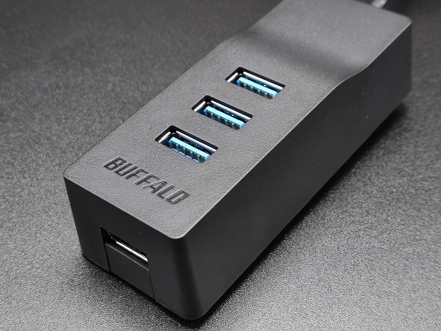 マグネット付きBUFFALO USB3.0 4ポートハブは中継装置