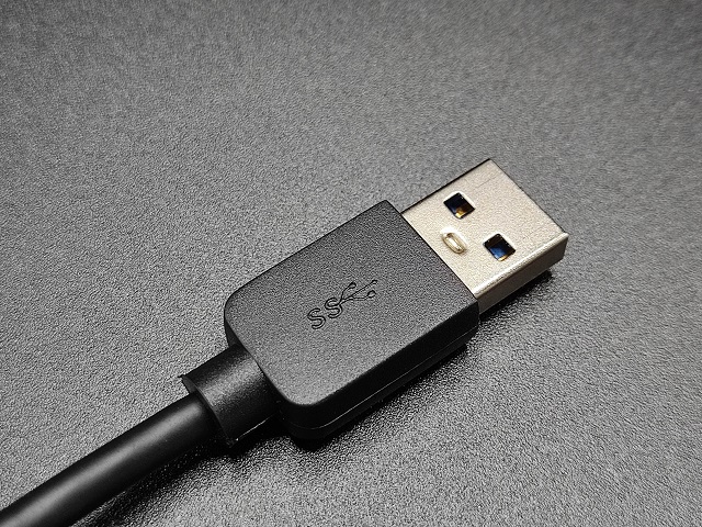 マグネット付きBUFFALO USB3.0 4ポートハブ：USBとは「Universal Serial Bus」パソコン周辺機器には必要不可欠