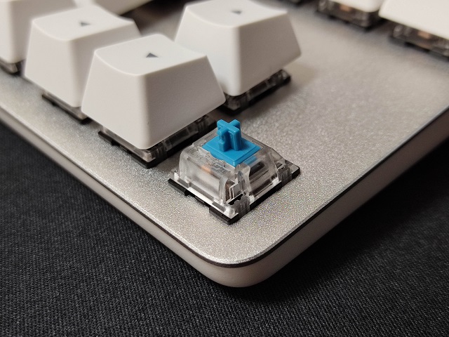 Logicool「K835」メカニカルキーボードのキースイッチは「青軸」