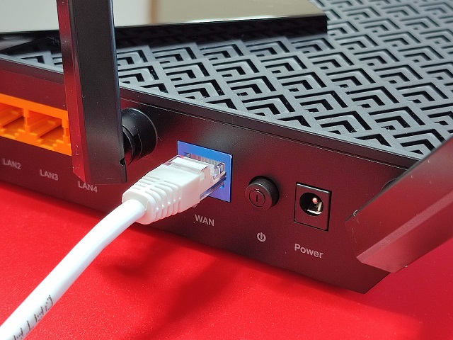 TP-LinkのWi-Fi 6 ルーターを接続する手順：LANケーブルを接続