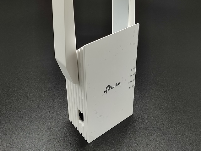 TP-Link【RE605X】の中継器：本体正面には透明フィルムが貼られている