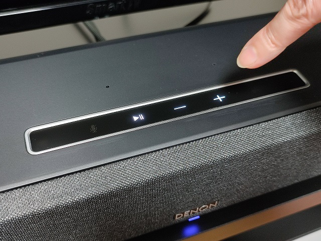 Denon Home Sound Bar 550のトップパネルに手をかざすと操作キーが表示される