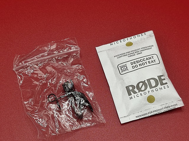 ワイヤレスマイク「RODE WIRELESS GO 2」ラベリアマイクの付属は、マイク固定ピンと乾燥剤