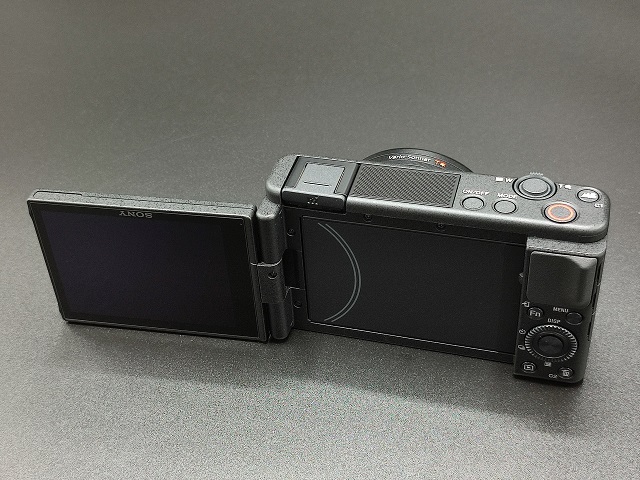 ソニー ZV-1：バリアングル液晶で自撮りに最適、モニターを確認しながら撮影できる