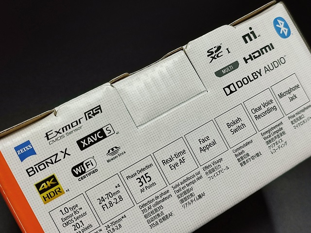 ソニー ZV-1：開封の儀、外箱の側面にはスペックが記載