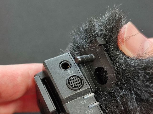 ワイヤレスマイク「HOLLYLAND LARK 150」撮影準備：ひとつの送信機に「もふもふ」を装着！