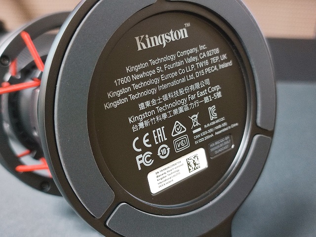 HyperX QuadCastコンデンサーマイク：裏面は「Kingston」の文字あり