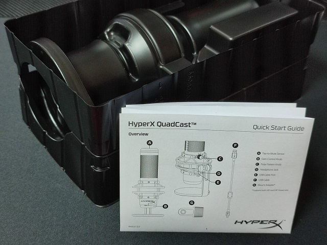 HyperX QuadCastコンデンサーマイク：中身はクイックスタートガイドなど