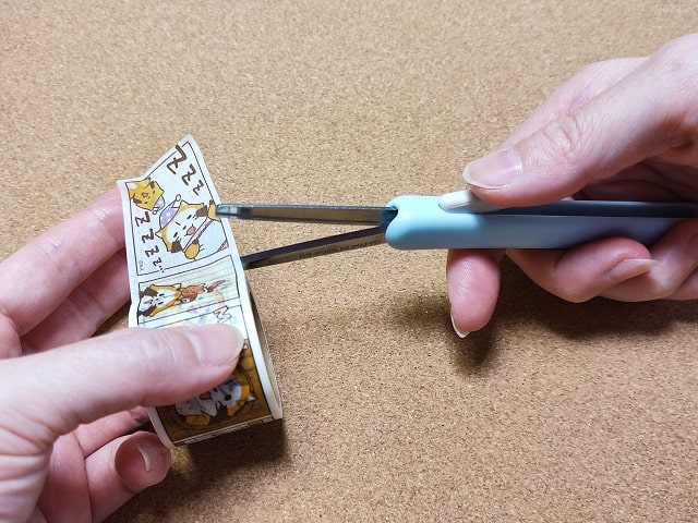 携帯はさみ サクサポシェ（コクヨ）は、テープを切っても刃がベタつかない「3Dグルーレス構造」