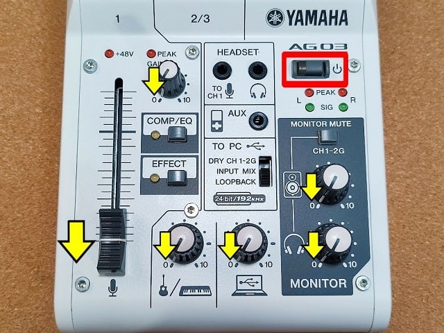 YAMAHAの「AG03」の電源（赤枠部分）を入れる時はゲインレベル（矢印部分）を「ゼロ」に！！