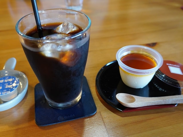 食後のデザートにアイスコーヒーと真田ぷりんを注文