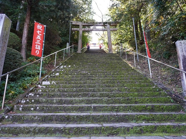 丹生官省符神社へ続く階段・・・運動不足の私にはきつい