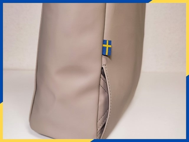 GASTON LUGA トーテ：サイドには、スウェーデンの国旗をあしらったタグ