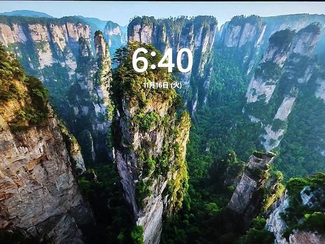 Windows11へアップデートする方法：数分間の再起動後、時計の画面が表示