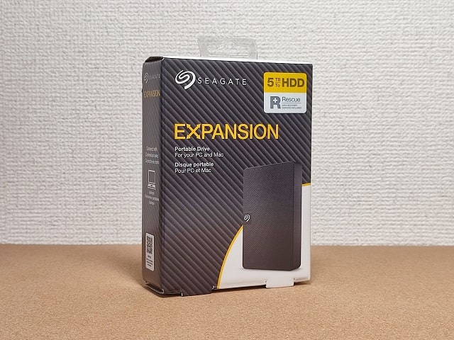 Seagate ExpansionポータブルHDD：ブラックを基調とした外箱