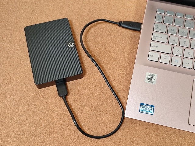 Windowsで外付けHDDをNTFS形式にフォーマットする方法：外付けHDDとパソコンをUSBケーブルで接続