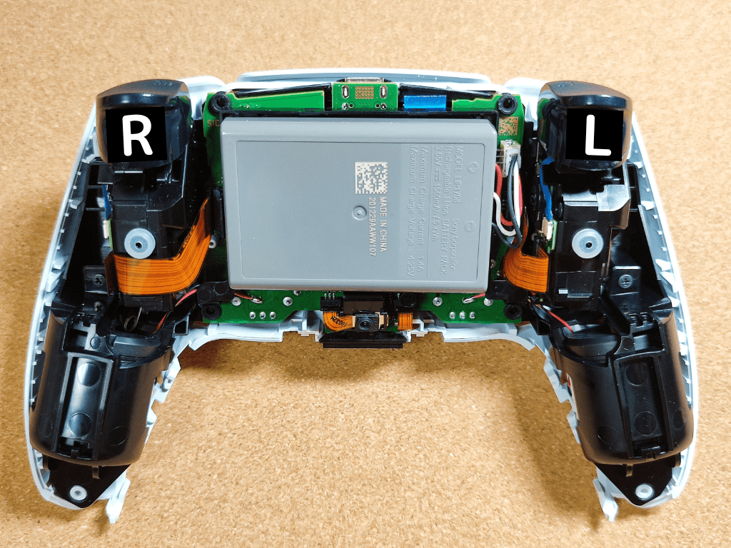 【PS5】コントローラー不具合「ドリフト現象」分解手順：中央に見えるバッテリーを外す