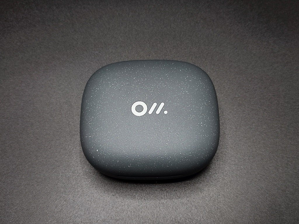 Oladance 別売りの充電ケースの外観：充電ケースの正面