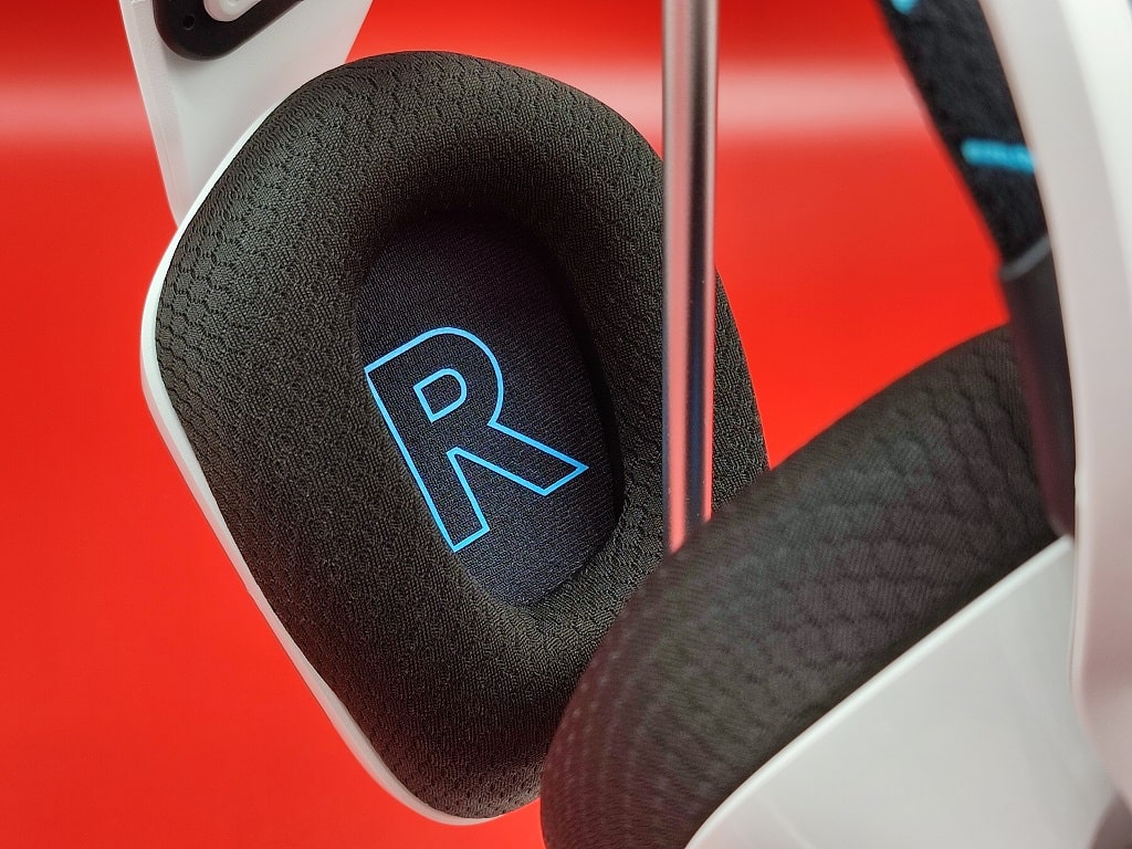 ロジクール G733 ワイヤレスヘッドセットの外観：中を見ると「R」の文字、左側は「L」の文字