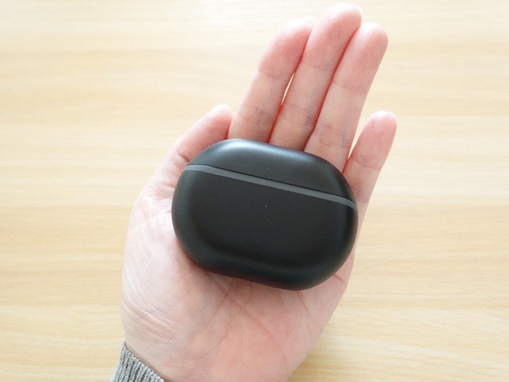 SOUNDPEATS Capsule3 Proのサイズ・重量：充電ケースを手にのせると、こんな感じ