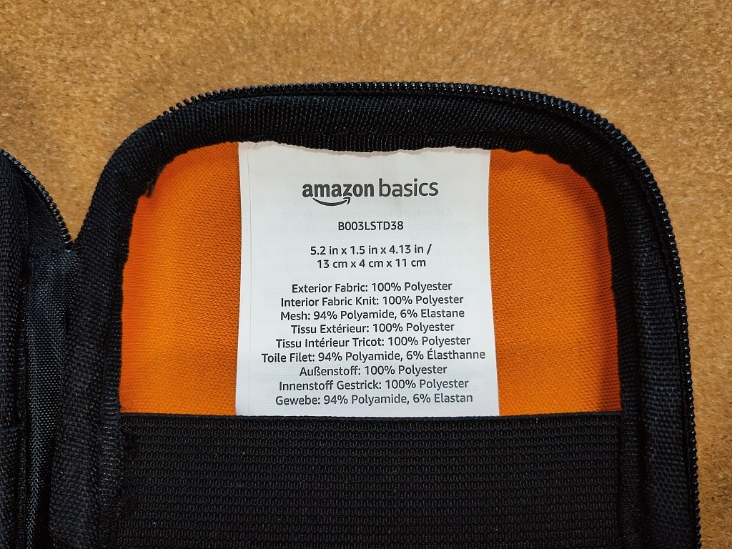 Amazonベーシックの保護ケース：タグには製品の特徴が記載