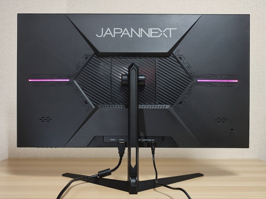 JAPANNEXT 4Kゲーミングモニターの外観：電源を接続すると光る
