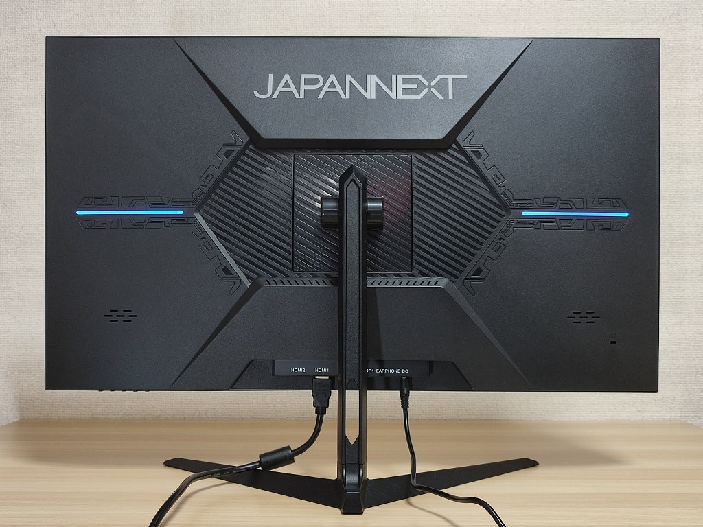 JAPANNEXT 4Kゲーミングモニターの外観：シンプルですが色鮮やかに光る