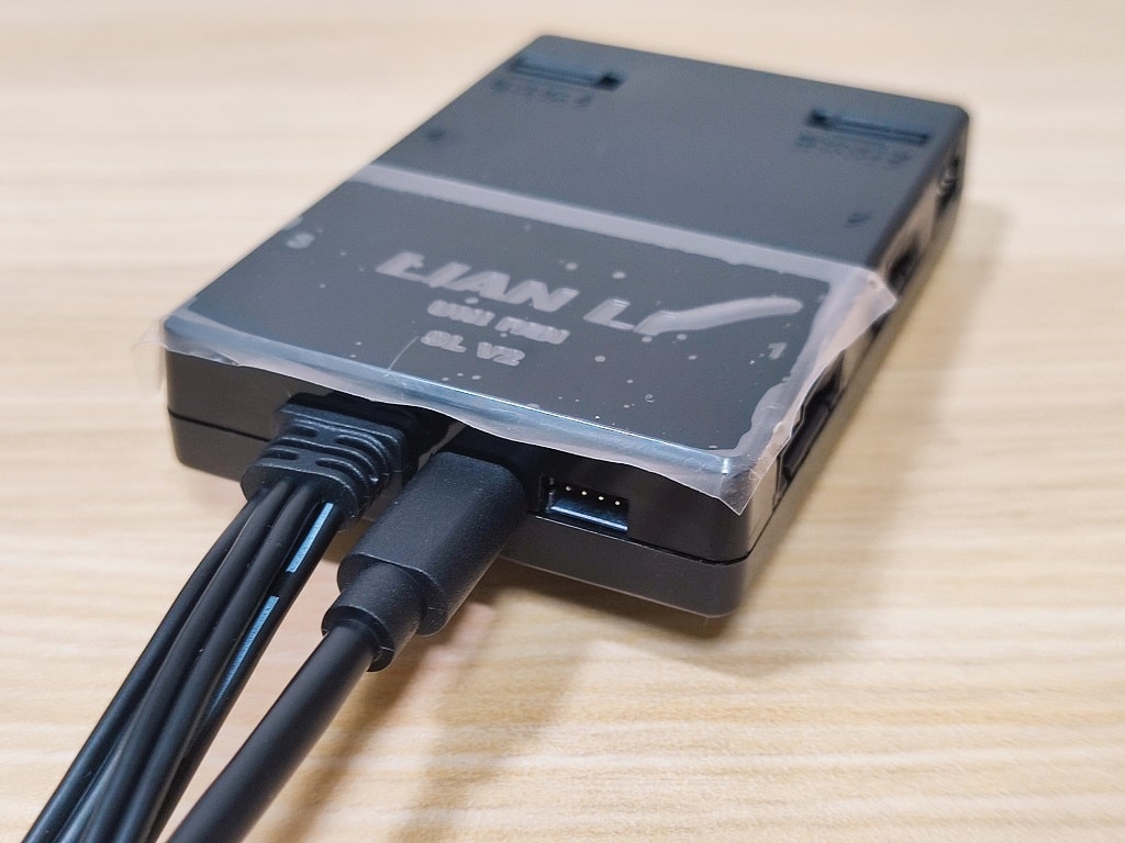 LIAN LI-UNI FAN SL120 V2 ケースファンの「接続方法」連結！コントローラー側は、この通り