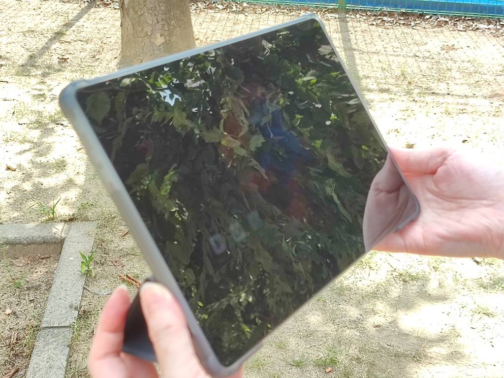 Blackview Tab 9 WiFi タブレット：直射日光が当たる公園でパシャリ！