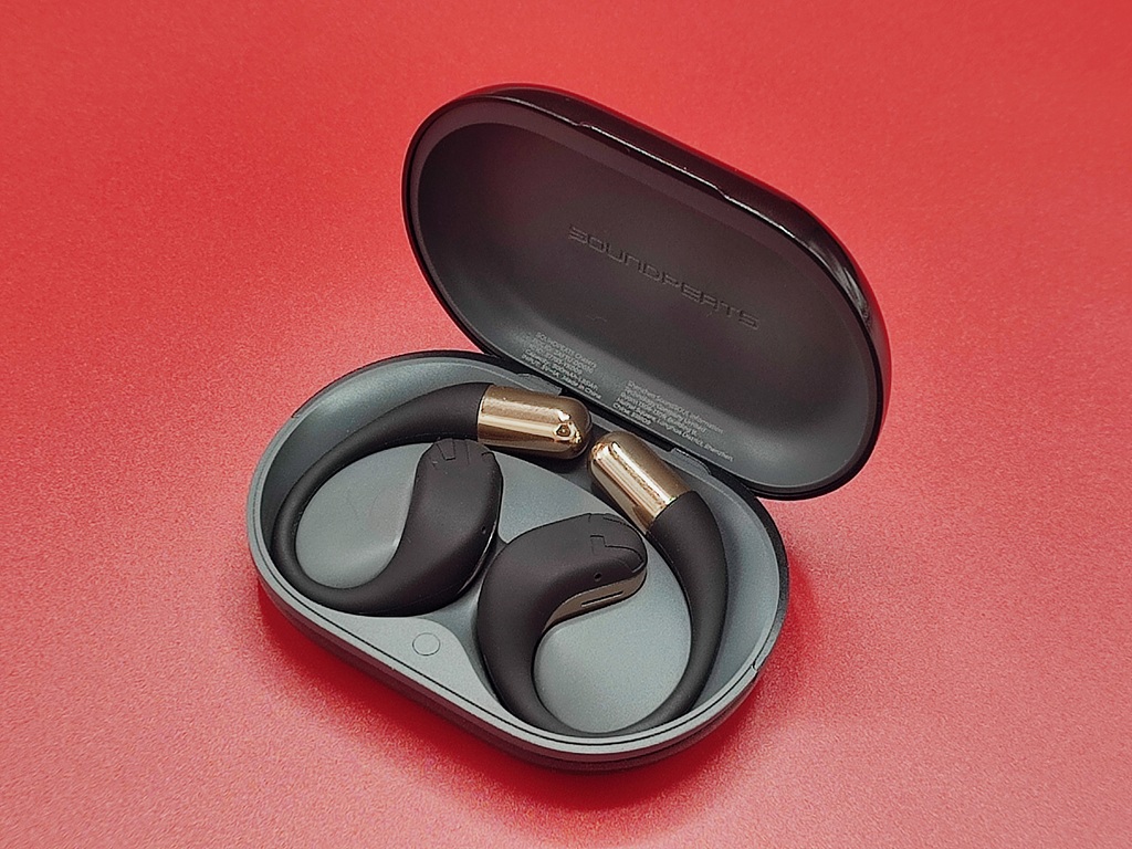 SOUNDPEATS Chasersのペアリング設定：イヤホンケースのふたをあける