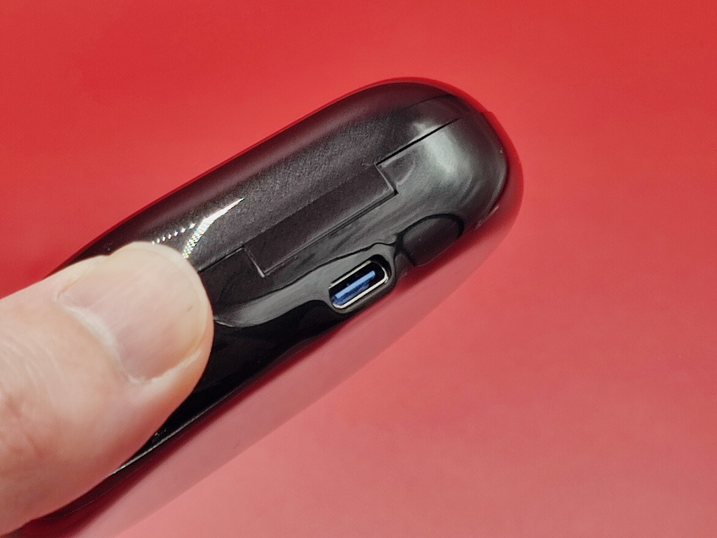 SOUNDPEATS Chasers オープンイヤーイヤホン：背面に充電用のUSB-C端子
