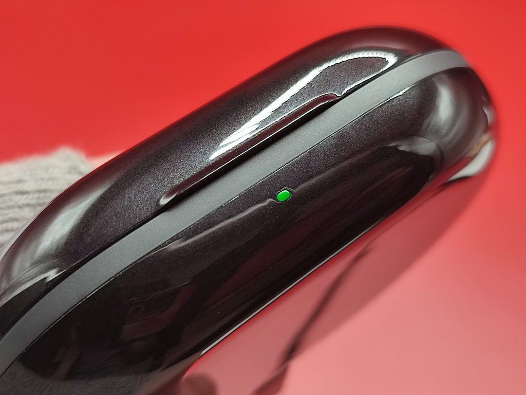 SOUNDPEATS Chasers オープンイヤーイヤホン：充電中はランプが点灯