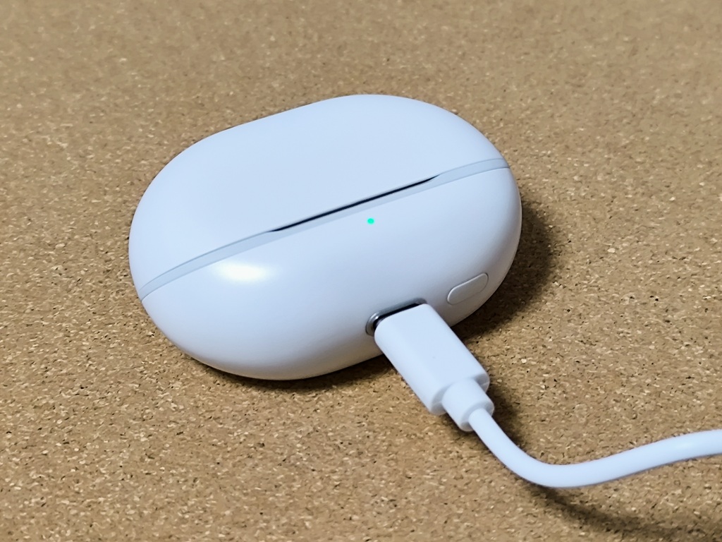SOUNDPEATS Air5 Pro：付属のUSB接続で充電が可能