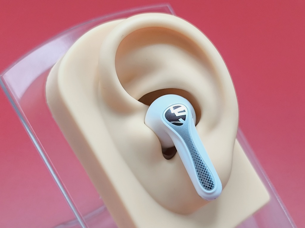 SOUNDPEATS Air5 Pro：軸付きのカナル型デザイン