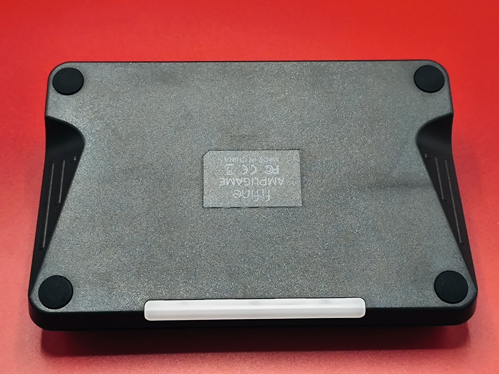 FIFINE AmpliGame SC8 オーディオミキサー：裏面には4つの滑り止め
