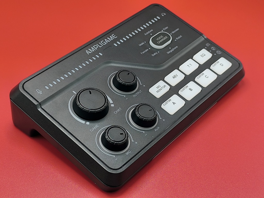 FIFINE AmpliGame SC8 オーディオミキサー：この角度からのSC8がしぶい！