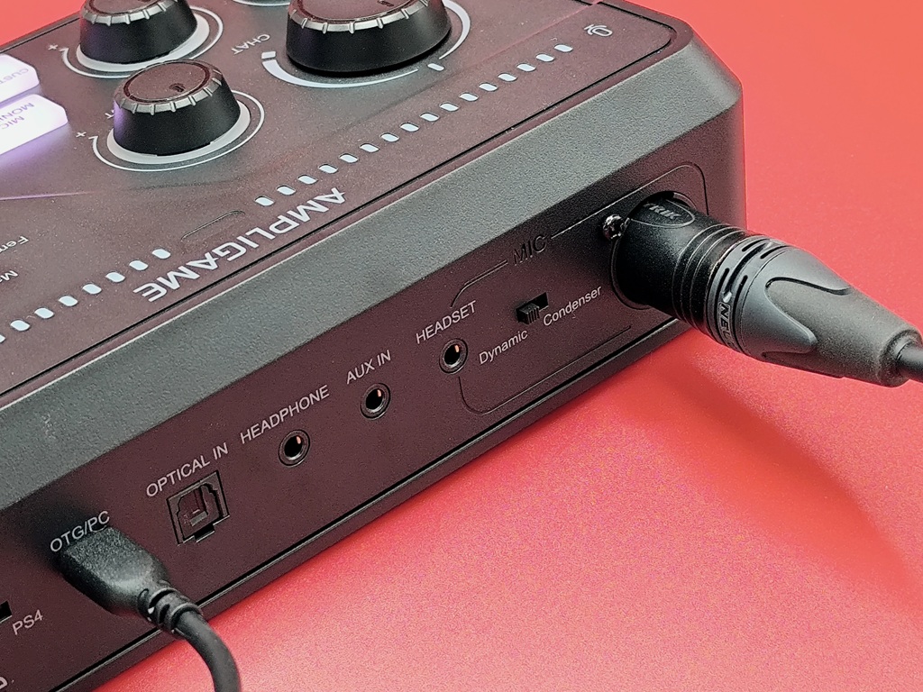 FIFINE AmpliGame SC8 オーディオミキサー：XLRケーブルでマイクとSC8を接続