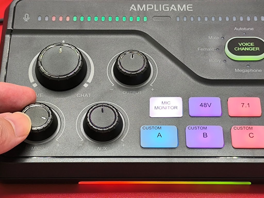 FIFINE AmpliGame SC8 オーディオミキサー：「MIC MONITOR」をONにする
