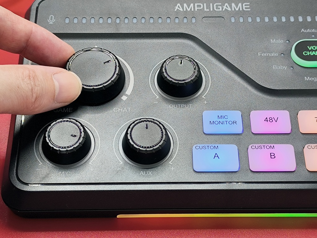 FIFINE AmpliGame SC8 オーディオミキサー：CHAT側にノブを回す