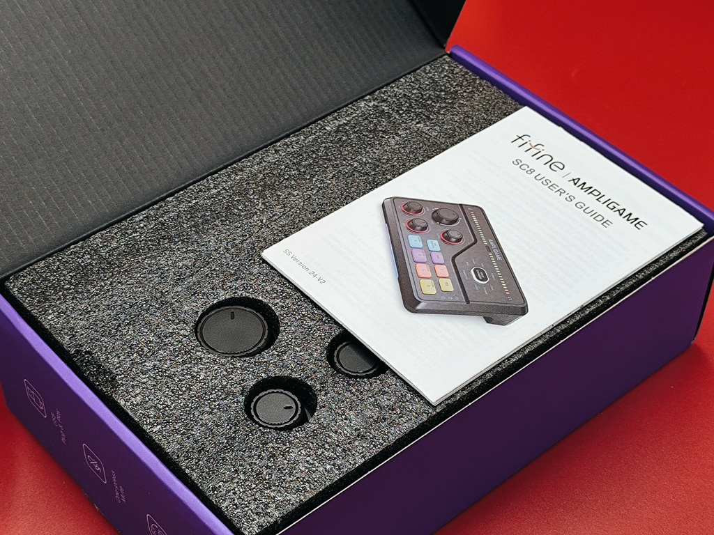 FIFINE AmpliGame SC8 オーディオミキサー：開封直後の瞬間、取扱説明書が入っている