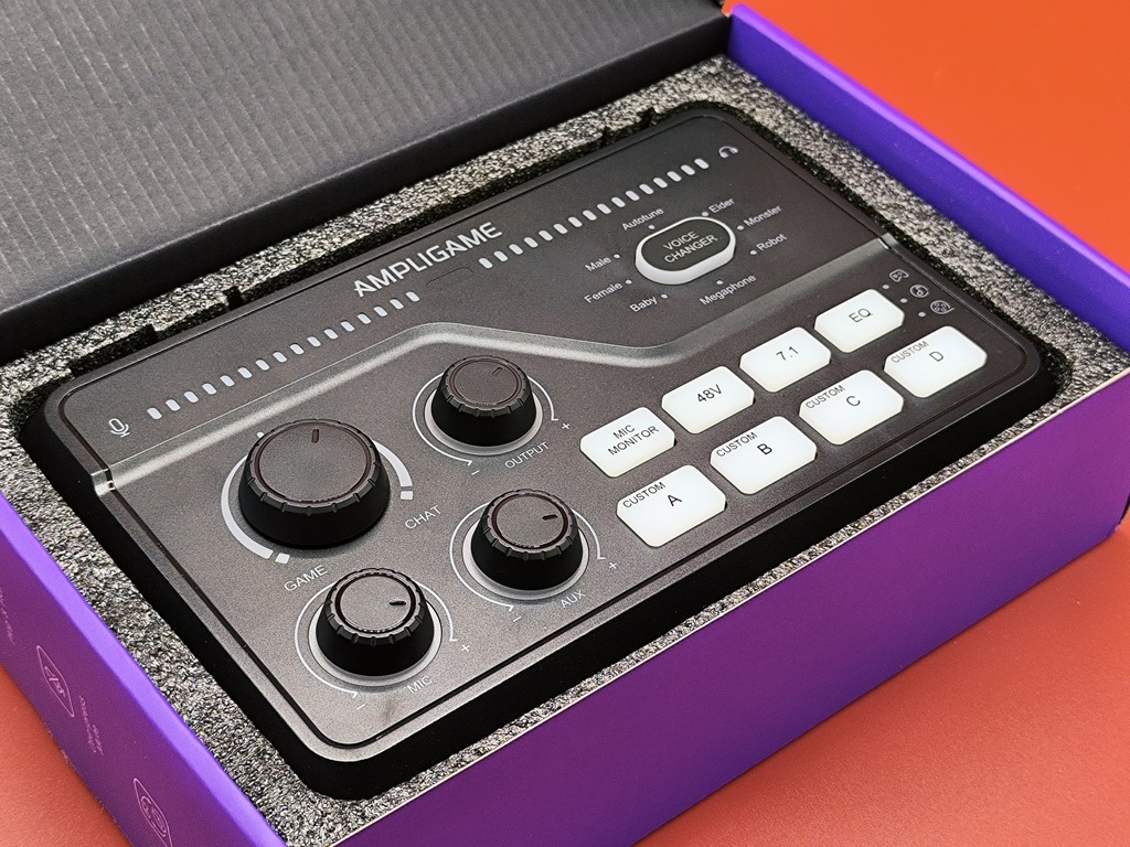 FIFINE AmpliGame SC8 オーディオミキサー：材質は、樹脂系っぽい感じで指紋がつきにくそう