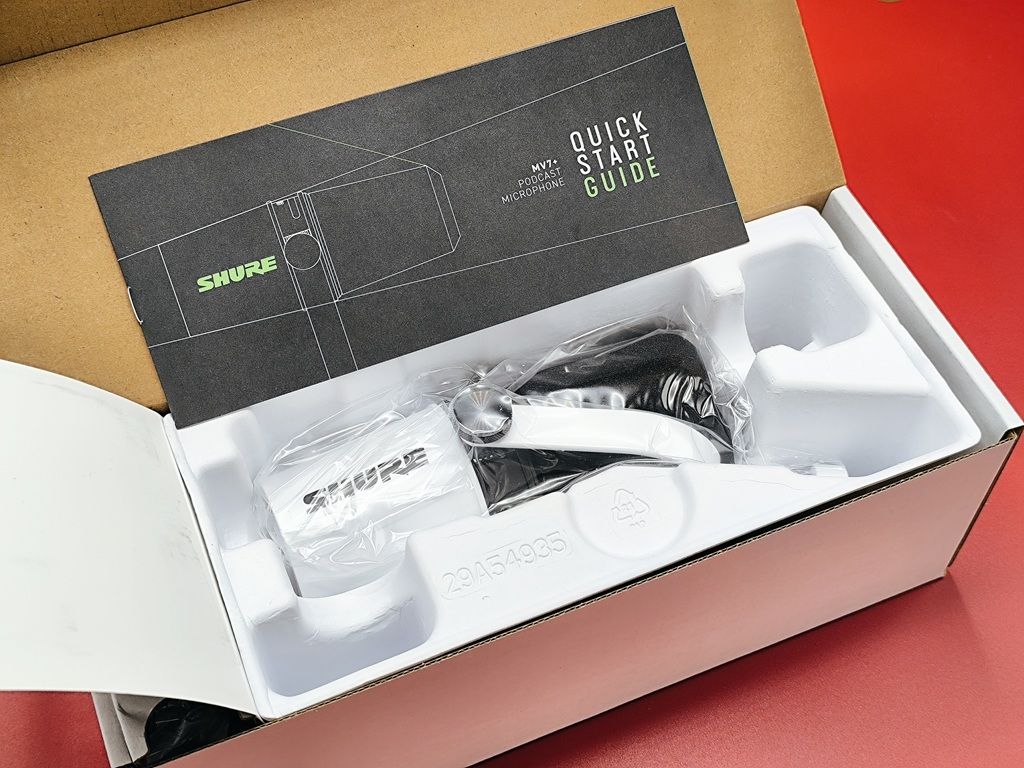 SHURE シュア「MV7+」開封したところ