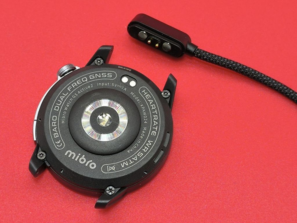 Mibro GS Active 2 スマートウォッチ：マグネット充電ケーブルをスマートウォッチの背面にある金属ポートに接続