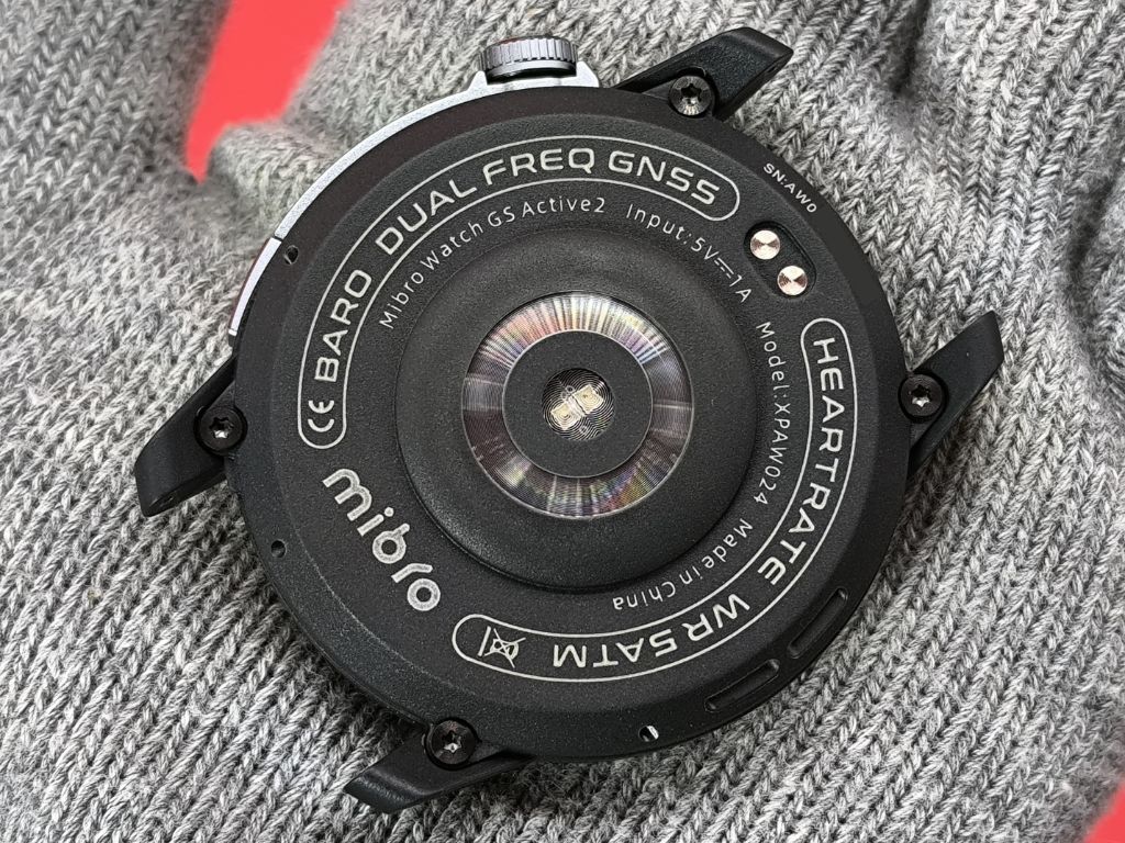 Mibro GS Active 2 スマートウォッチ：背面中央に心拍センサーを搭載、上部には充電ポートが配置されている