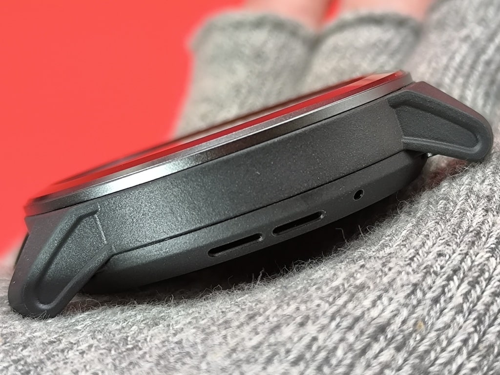 Mibro GS Active 2 スマートウォッチ：左側面にある小さな穴はバランスホール、2つの横穴はスピーカー