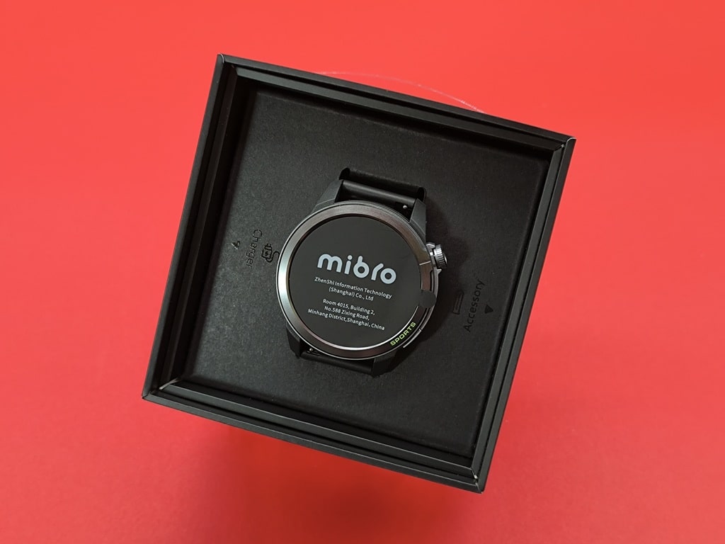 Mibro GS Active 2 スマートウォッチ：画面には、mibroのロゴが入った保護フィルムが貼られている